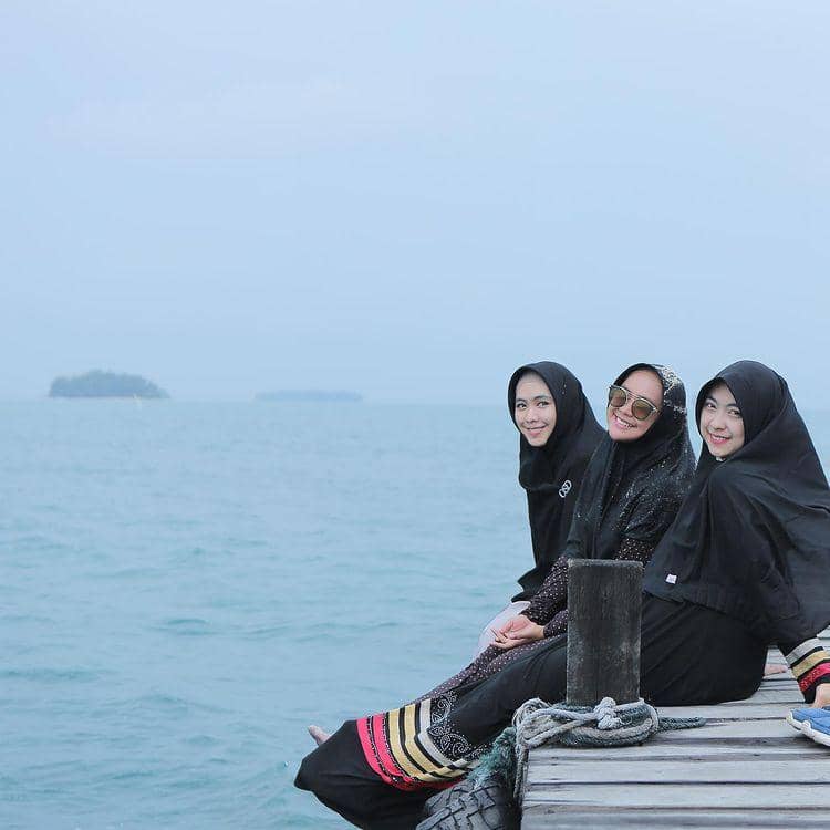 potret Oki Setiana Dewi dan dua adiknya (instagram.com/dr.shindyputri_)