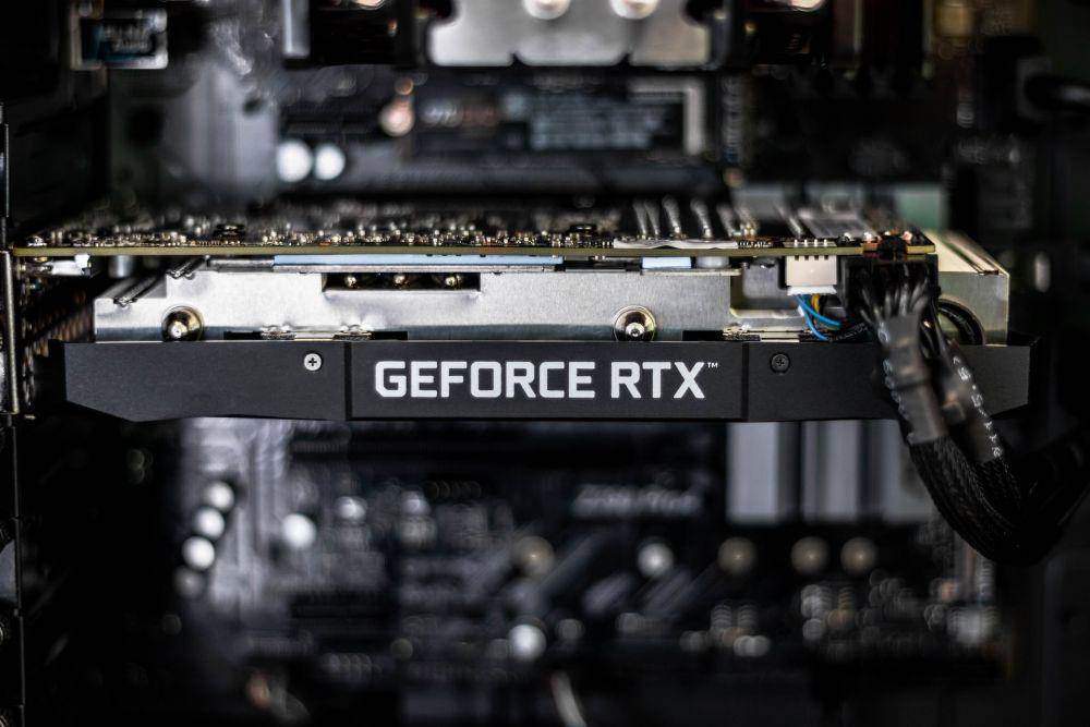 PC yang bersih dari debu dan kotoran akan membuat komponen di dalamnya awet. (unsplash.com/Christian Wiediger)