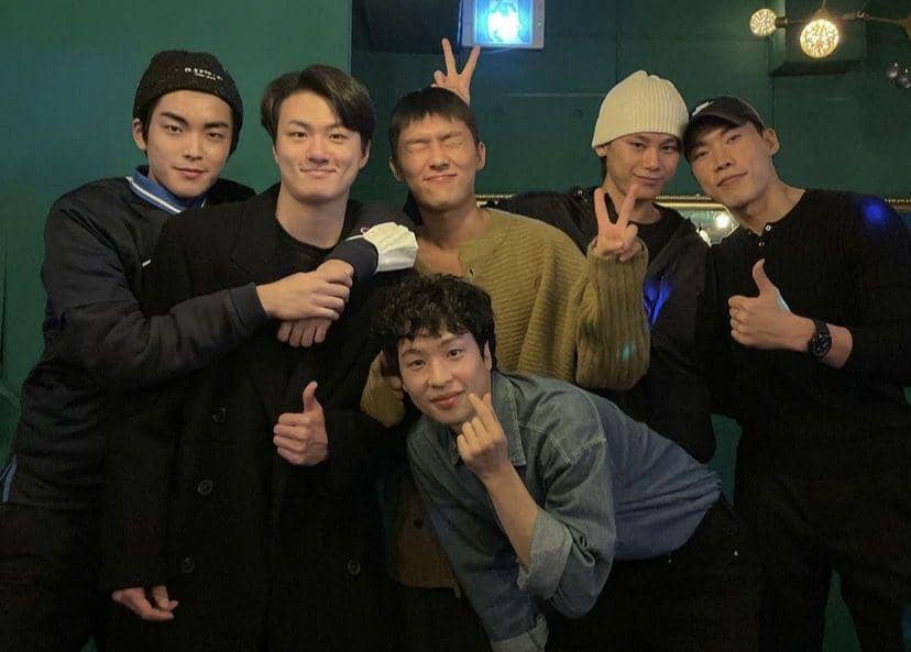 Kim Su Gyeom, Shin Seung Ho, Cha Woo Min, Choi Hyun Wook, Yoon Jung Hoon dan Hwang Sung Bin di balik layar Weak Hero Class 1 (instagram.com/gaebuuul_)