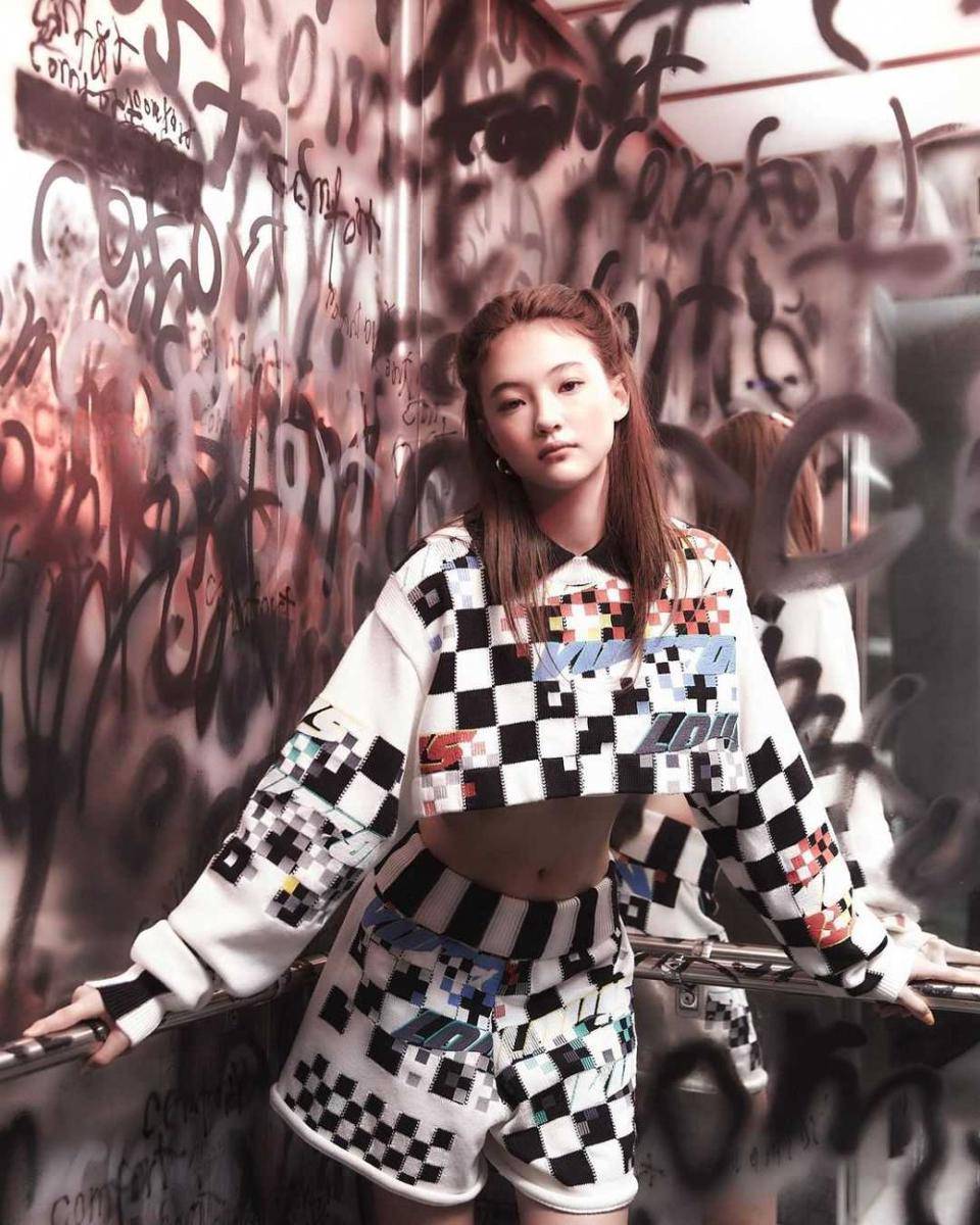 Model Ella Gross. (ig/dazedkorea)