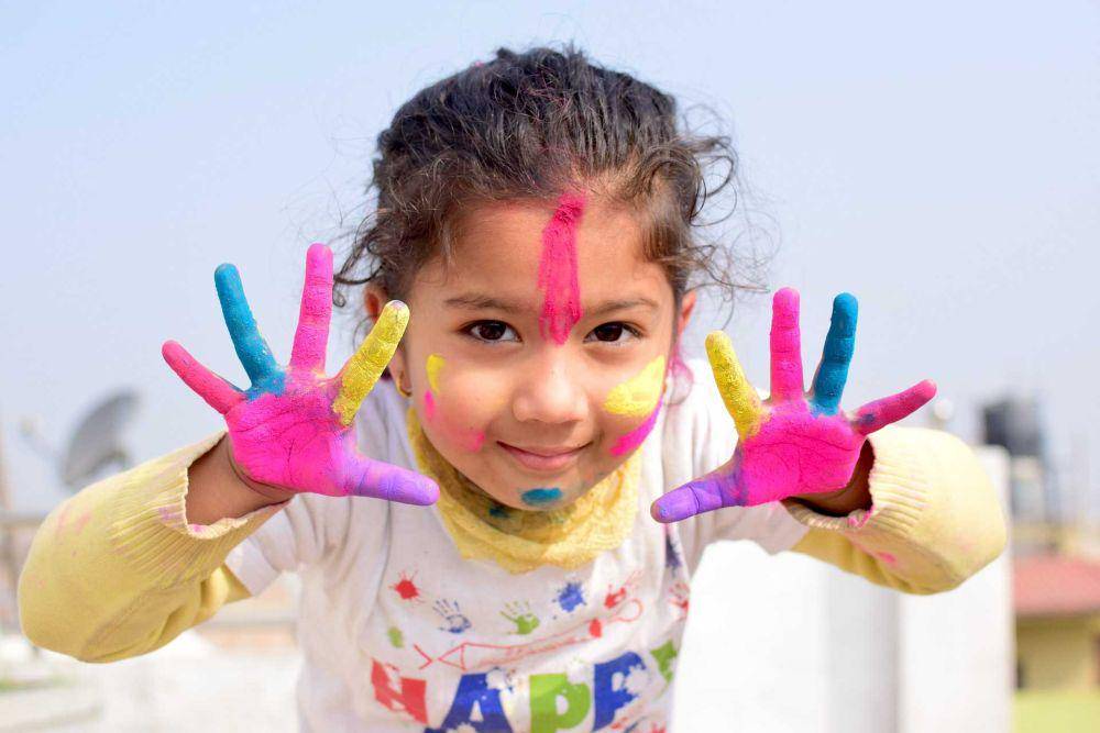 Gadis kecil melukis (pixabay/yohoprashat)
