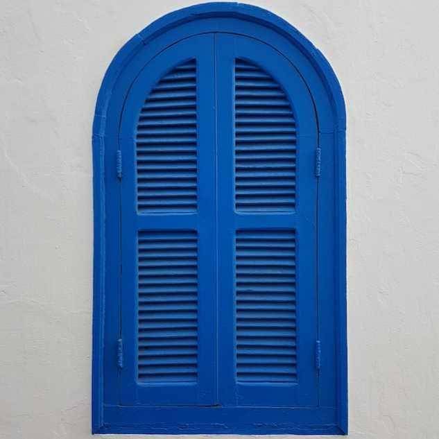 Ilustrasi jendela vintage warna biru (Unsplash/Mohammed lak)