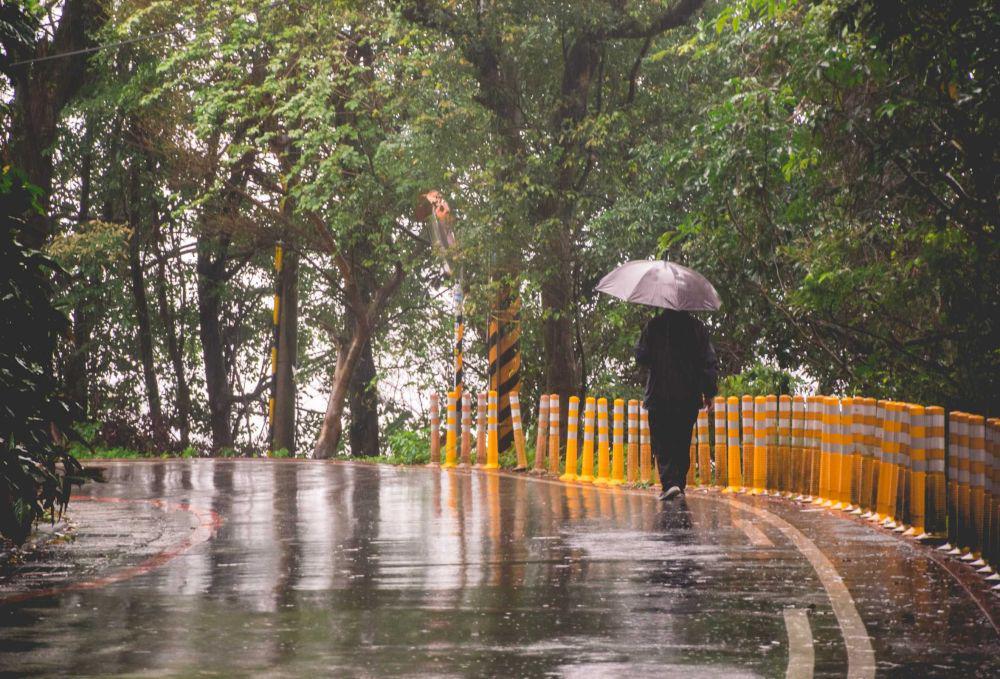 5 Opsi Lokasi Traveling yang Tetap Seru Dikunjungi meski Musim Hujan