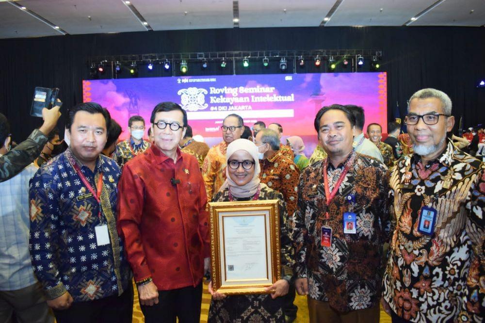 Pemkab Lebak Terima Sertifikat Kekayaan Intelektual untuk Tenun Baduy