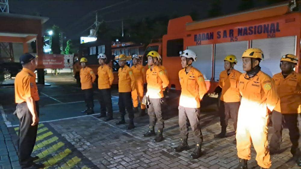 Para personel SAR Semarang saat apel siaga sebelum diberangkatkan untuk membantu evakuasi korban gempa bumi di Cianjur Jabar. (Dok Humas SAR Semarang)