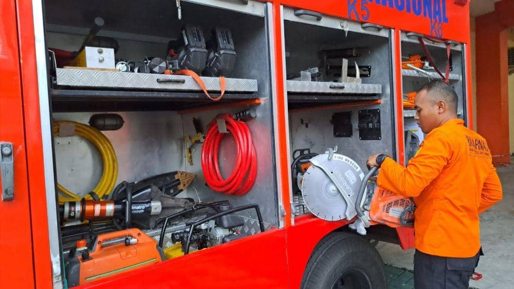 Tim SAR Semarang Pakai Gergaji Beton untuk Bantu Evakuasi Korban Gempa Cianjur