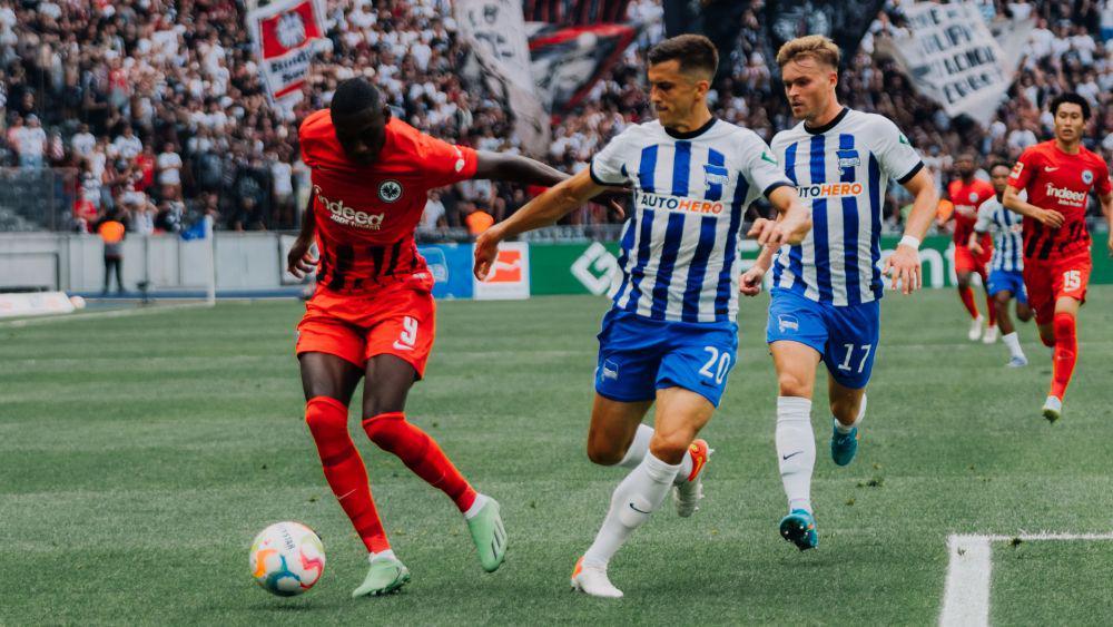 Aksi Randal Kolo Muani saat melawan Hertha Berlin. (twitter.com/eintracht)