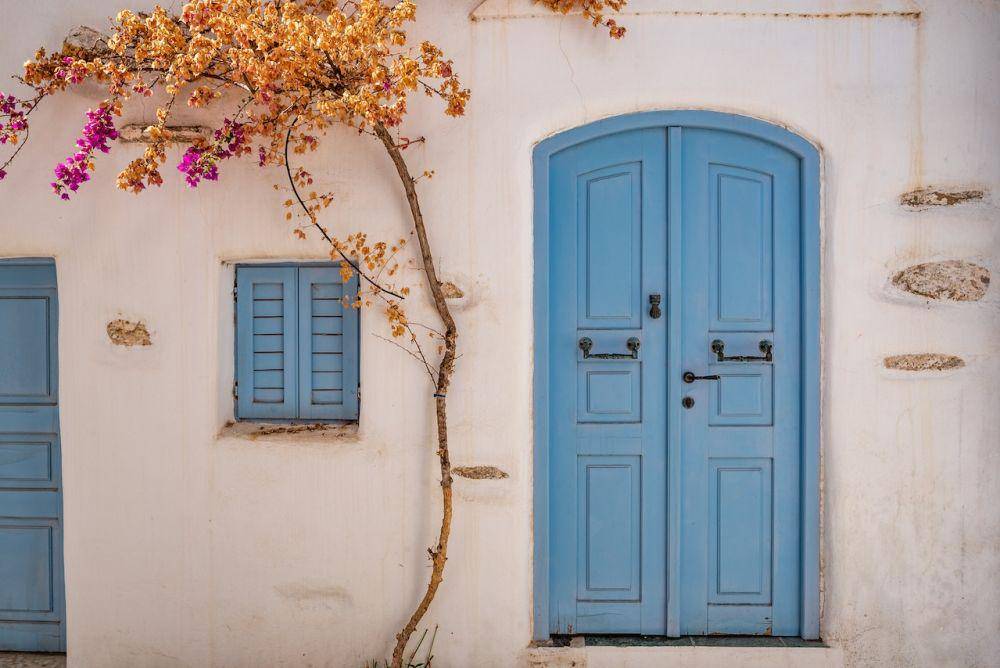 Model pintu masuk berwarna terang (pexels.com/Becci Schwarz)