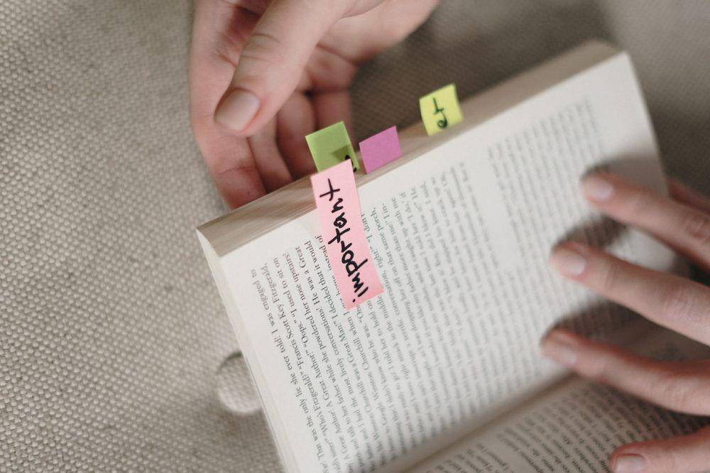 buku dengan sticky note bertuliskan 'important' (pexels.com/Luis Quintero)