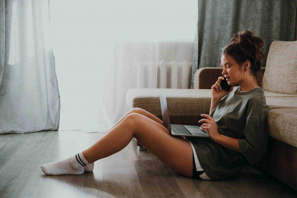 Ilustrasi menceritakan kegiatan via telepon (pexels.com/Ivan Babydov)