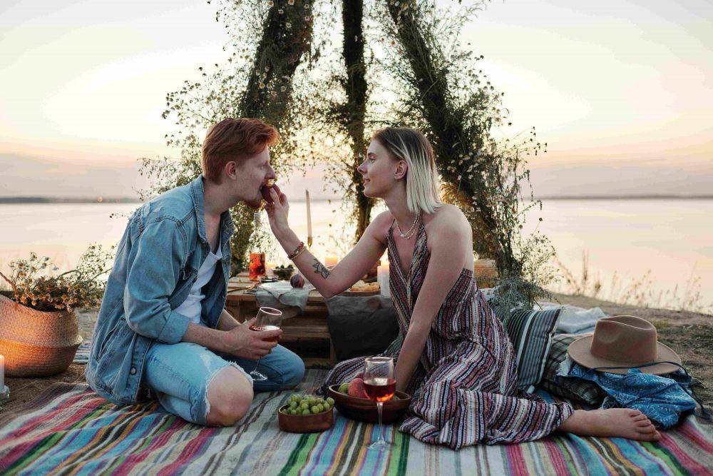 Piknik Romantis (pexels.com/Jep Gambardella)
