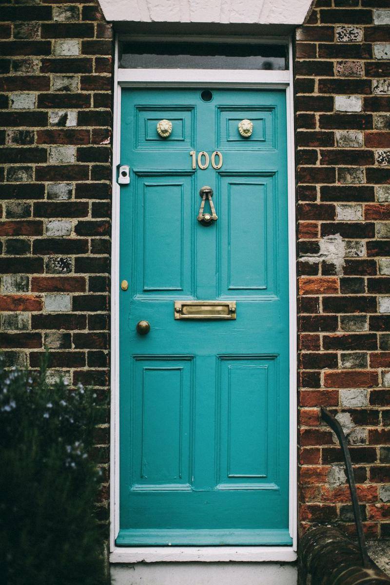 Model pintu masuk berwarna terang (pexels.com/Lina Kivaka)