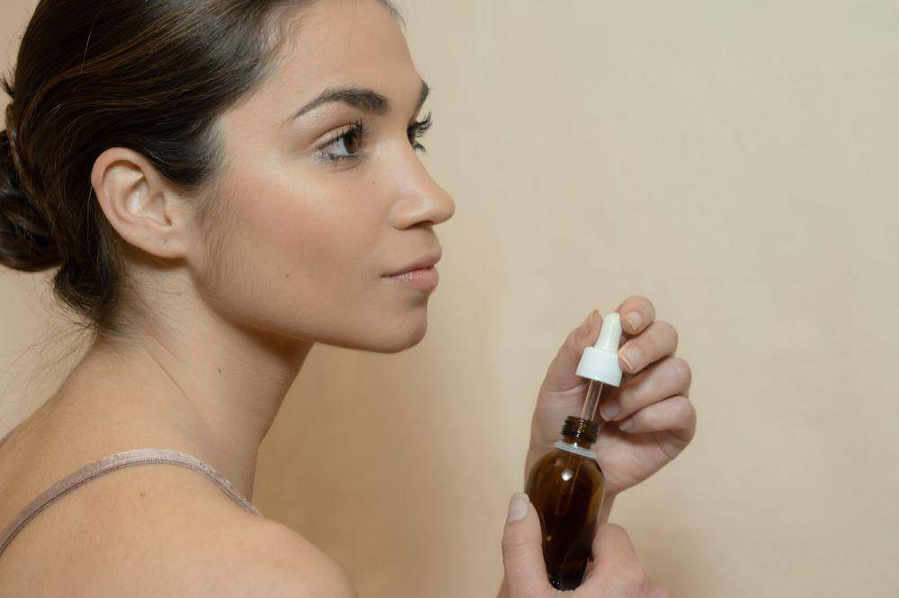 ilustrasi wanita menggunakan face oil (pexels.com/Olha Ruskykh)