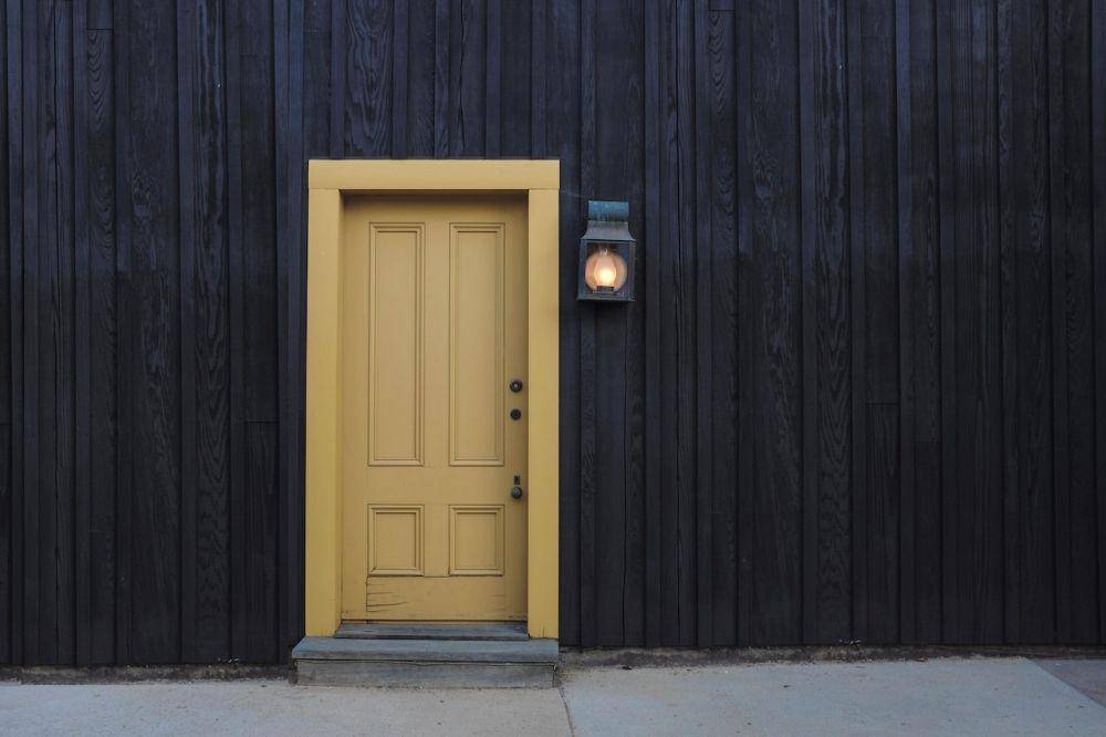 Model pintu masuk berwarna terang (pexels.com/Pixabay)