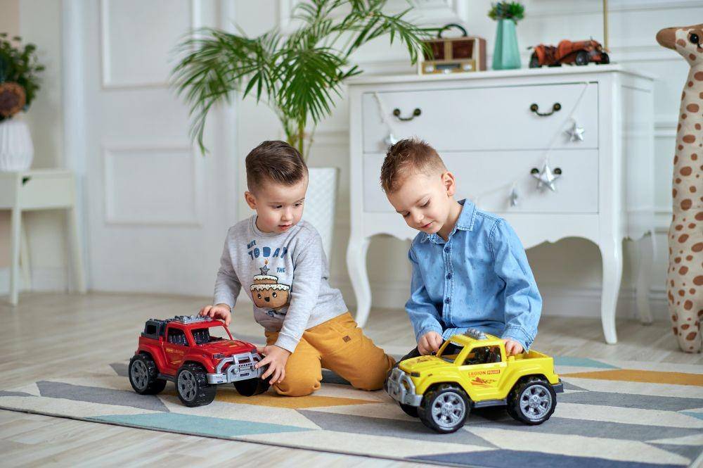 ilustrasi anak-anak bermain mobil-mobilan (pexels.com/Polesie Toys)