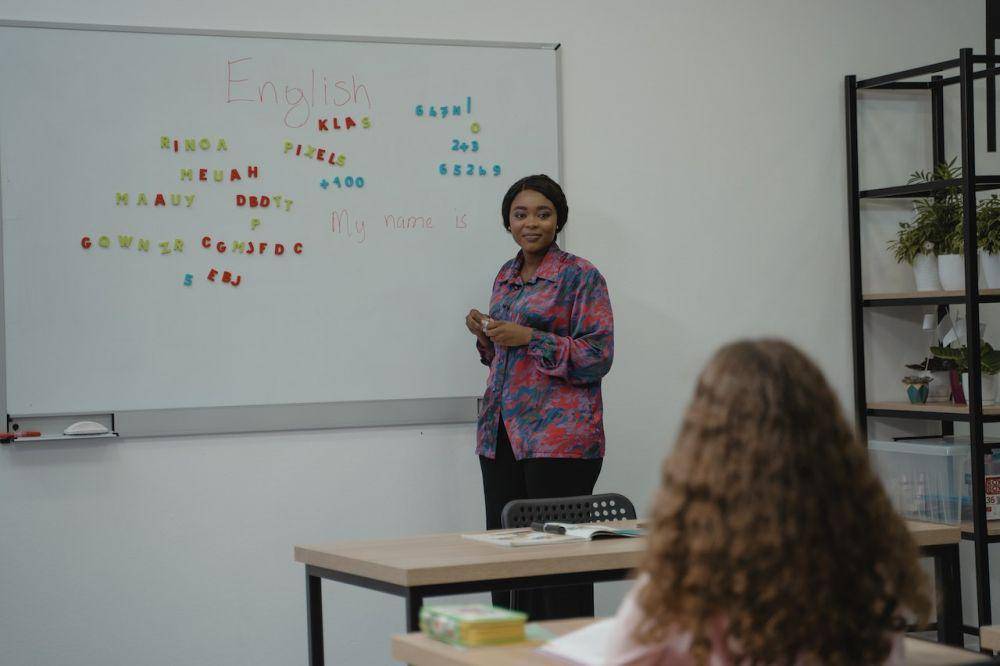 potret seseorang sedang mengajar di kelas (pexels.com/Tima Miroshnichenko)