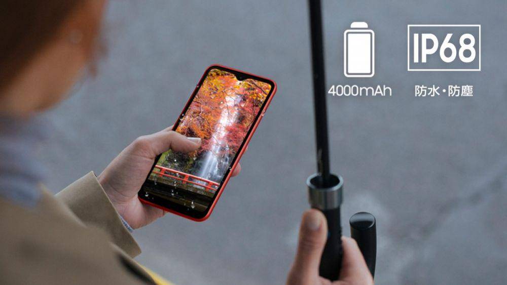 ilustrasi penggunaan Samsung Galaxy A23 5G versi Jepang di tengah hujan (galaxymobile.jp)