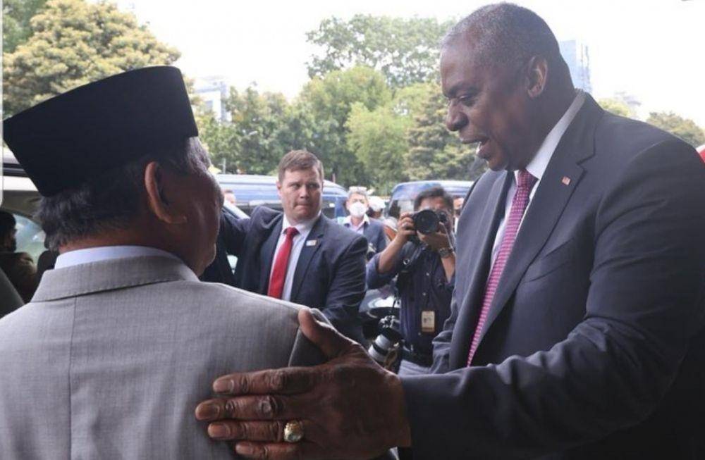 Menteri Pertahanan Prabowo Subianto ketika menyambut kedatangan Menhan AS Lloyd J. Austin pada Senin, 21 November 2022. (www.instagram.com/@prabowo)