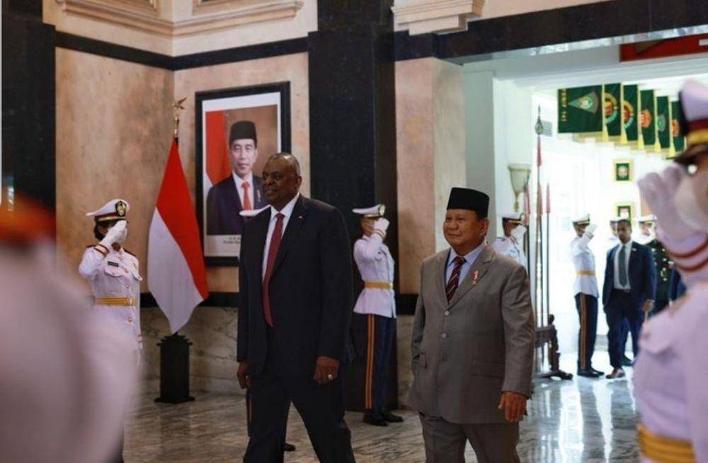 Menteri Pertahanan Prabowo Subianto ketika menyambut kedatangan Menhan AS Lloyd J. Austin pada Senin, 21 November 2022. (www.instagram.com/@prabowo)