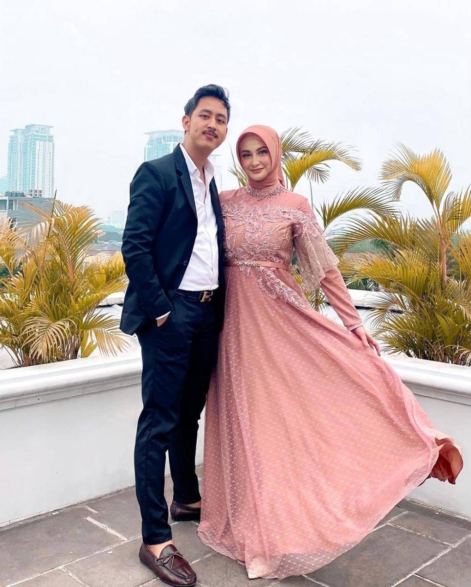 OOTd Couple Shania Indriani (instagram.com/shaniaindryn)