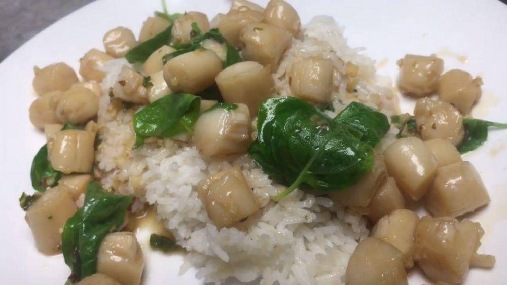 ilustrasi kerang bumbu basil (youtube.com/Thai Love Cooking with Rain and Mike)