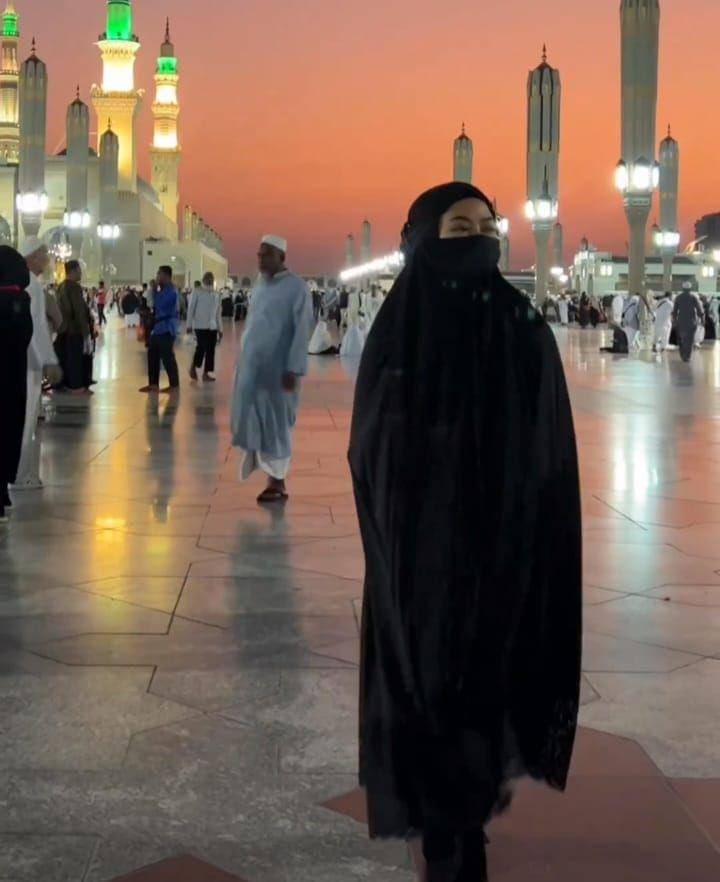 potret Yura Yunita saat umrah (instagram.com/yurayunita)