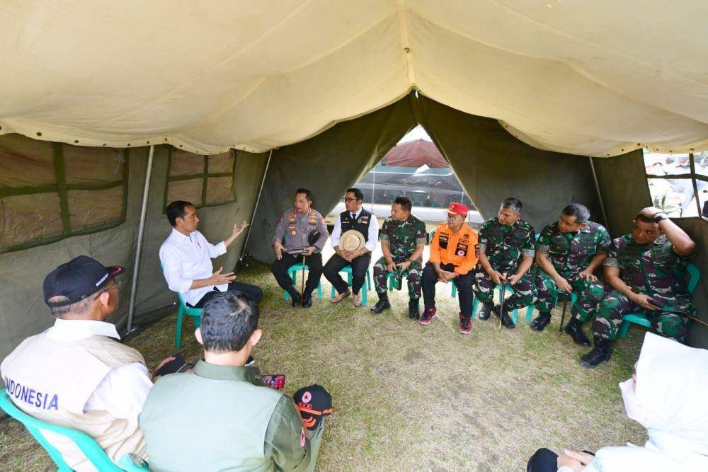 Presiden Jokowi rapat di tenda pengungsian di Cianjur, Selasa (22/11/2022). (dok. Sekretariat Presiden)