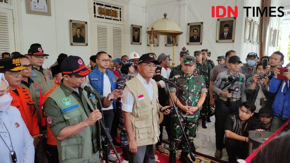 Menko PMK, Muhadjir Effendy di lokasi gempa Cianjur (IDN Times/Yosafat Diva Bayu Wisesa)