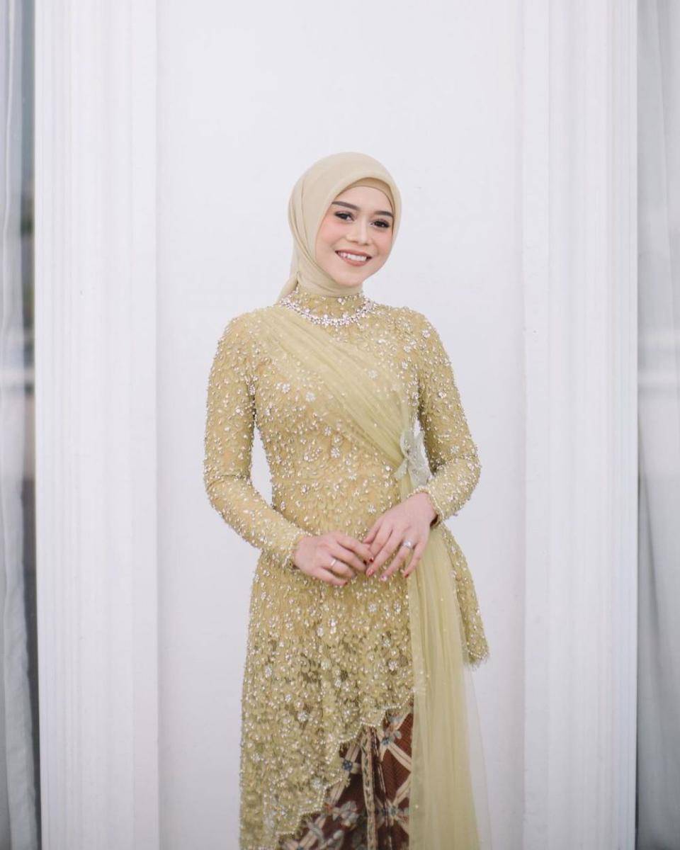 Kebaya Karya Lenzi Lazuardi (instagram.com/lenzilazuardi)