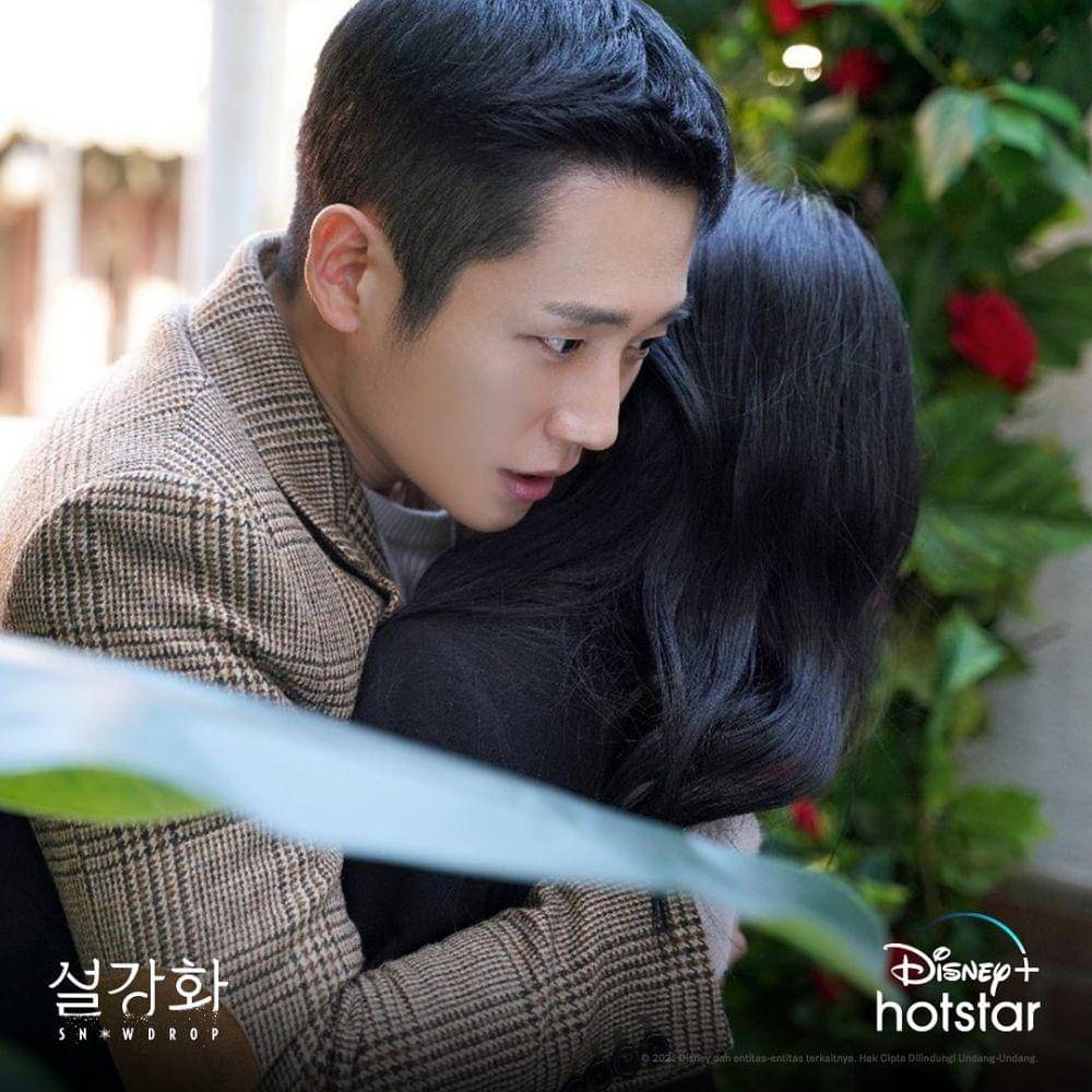 cuplikan momen Soo Ho dan Young Ro dalam drama Snowdrop (instagram.com/disneyplushotstarid)