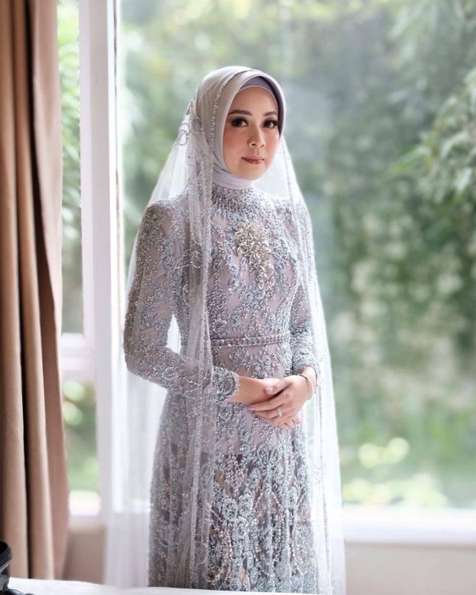 Kebaya Karya Lenzi Lazuardi (instagram.com/lenzilazuardi)