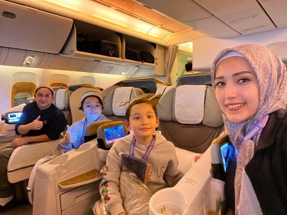 potret umrah Pasha Ungu, istri, dan kedua putranya (instagram.com/adeliapasha)