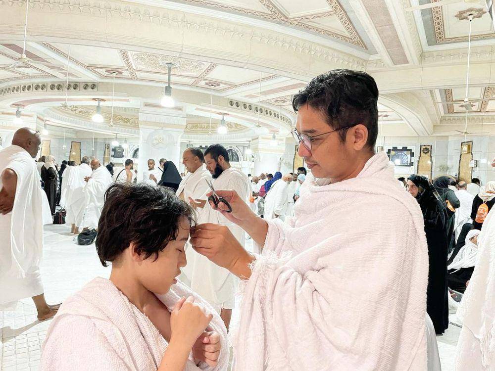 potret umrah Pasha Ungu, istri, dan kedua putranya (instagram.com/pashaungu_real01)