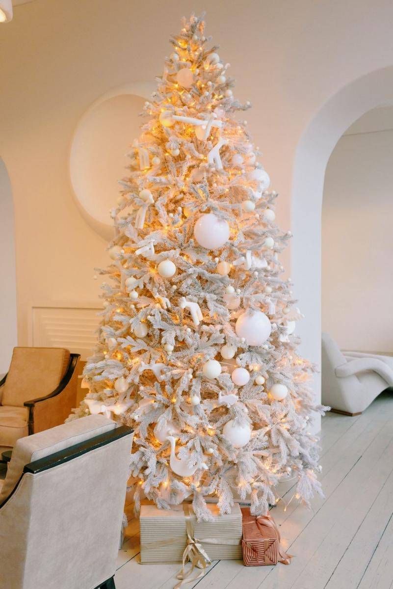 Pohon Natal putih (pexels.com/Ksenia Chernaya)