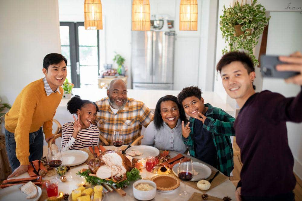 ilustrasi keluarga yang sedang mengambil swafoto bersama (pexels.com/free photos)