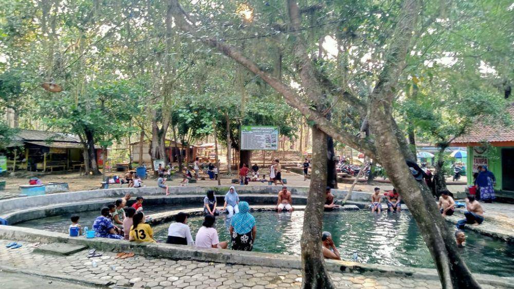 wisata pemandian air panas Nganget di Desa Sidorejo, Kecamatan Kenduruan, Tuban. Dok Istimewa