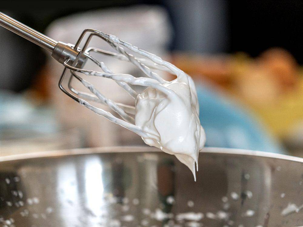 ilustrasi membuat whipped cream (unsplash.com/Sorin Gheorghita)