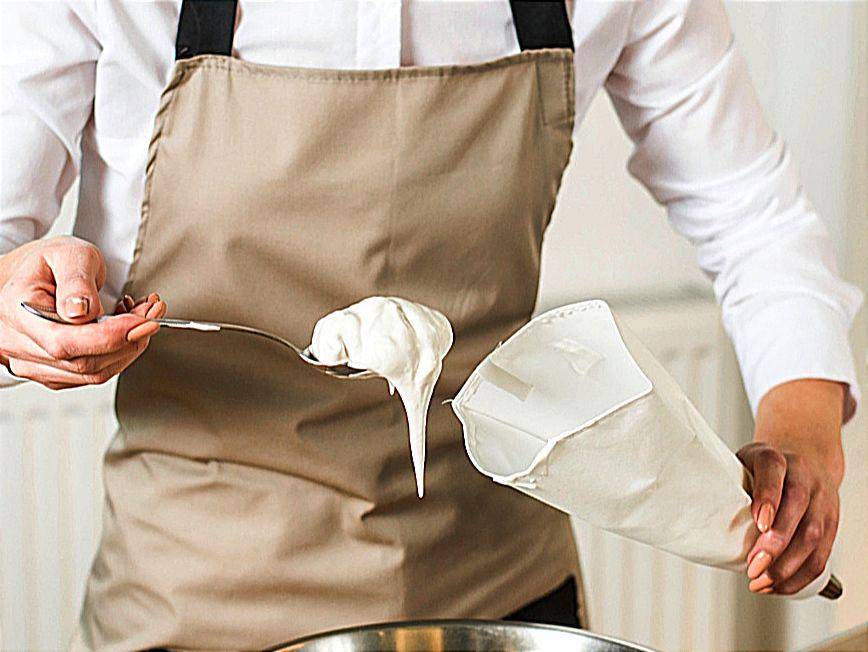 ilustrasi memasukkan whipped cream ke dalam piping bag (freepik.com/Freepik)