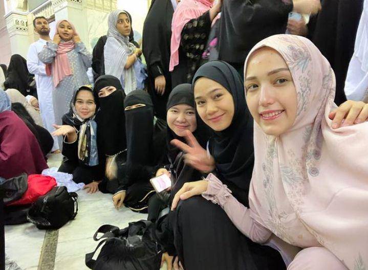 potret umrah Pasha Ungu, istri, dan kedua putranya (instagram.com/adeliapasha)