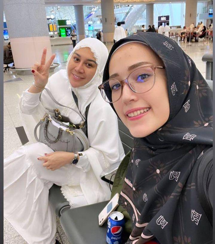 potret umrah Pasha Ungu, istri, dan kedua putranya (instagram.com/adeliapasha)