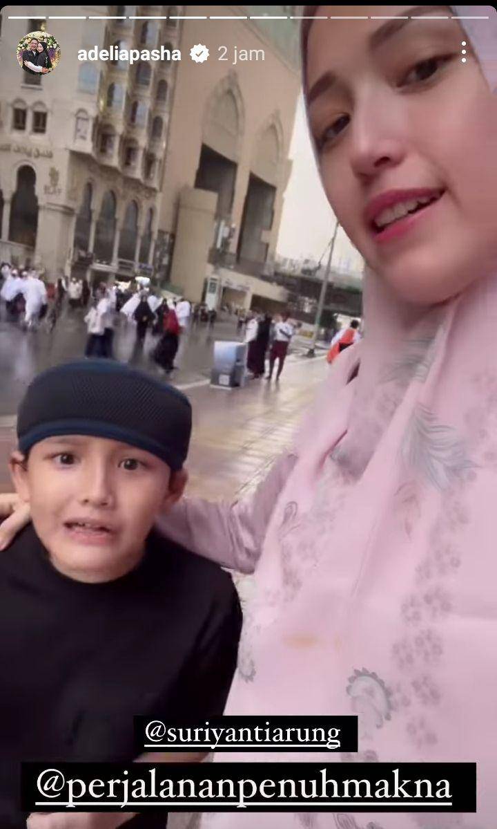 potret umrah Pasha Ungu, istri, dan kedua putranya (instagram.com/adeliapasha)