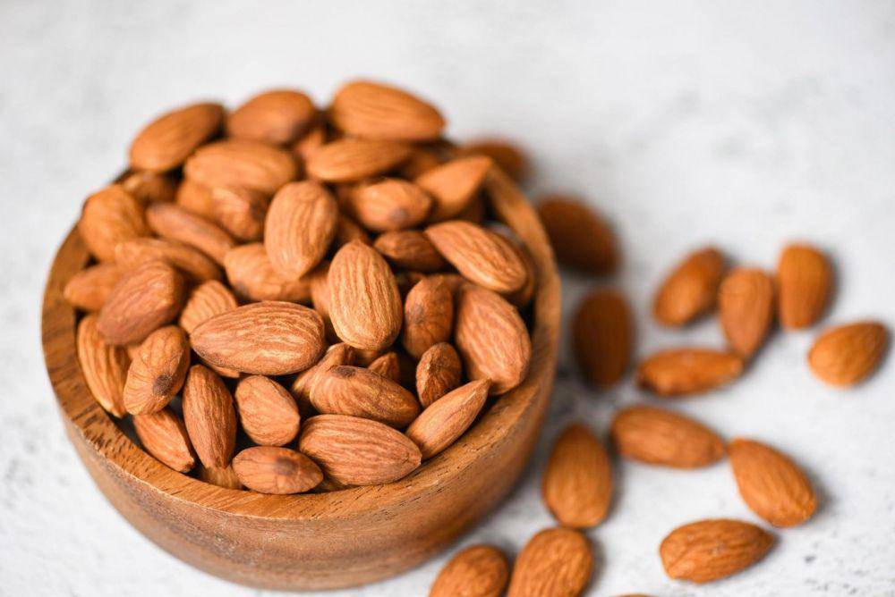 ilustrasi kacang almond (vecteezy.com/bigcxlotus)