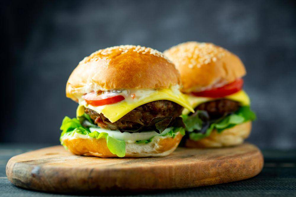 ilustrasi hamburger (vecteezy.com/ptachapanit76802)