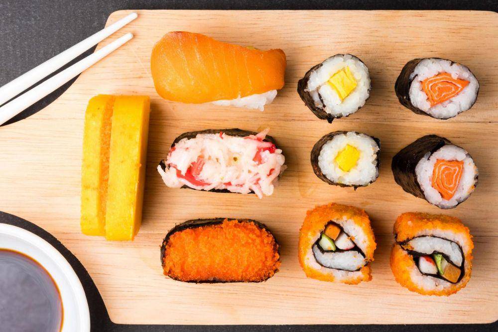 ilustrasi sushi (vecteezy.com/thanuthattaphong)