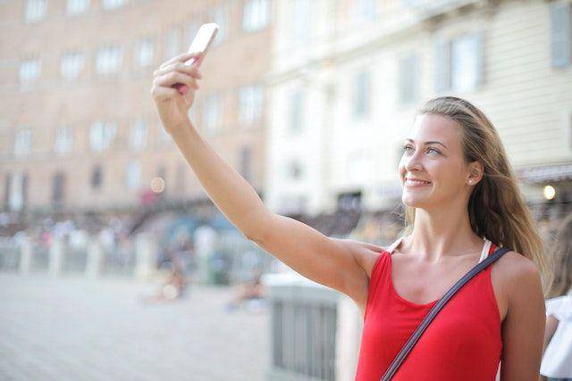 ilustrasi selfie (pexels.com/Andrea Piacquadio)