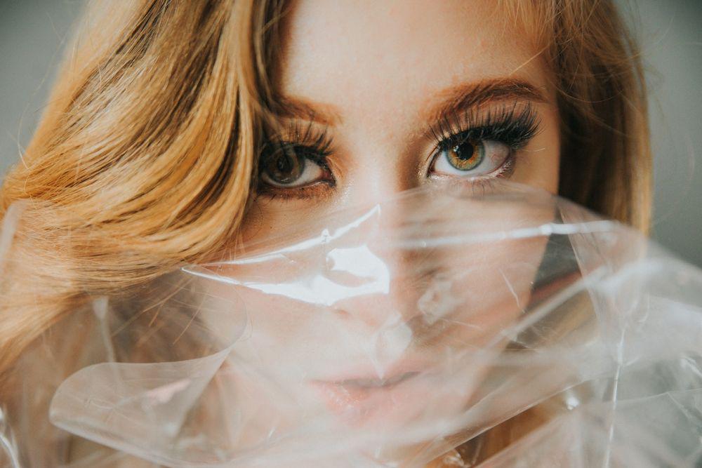 5 Cara Memasang Fake Lashes Secara Mandiri di Rumah, Mudah Banget!