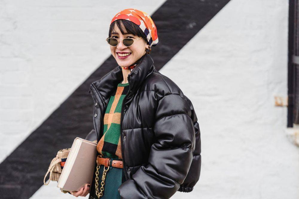 ilustrasi mengenakan jaket (pexels.com/Michael Burrows)