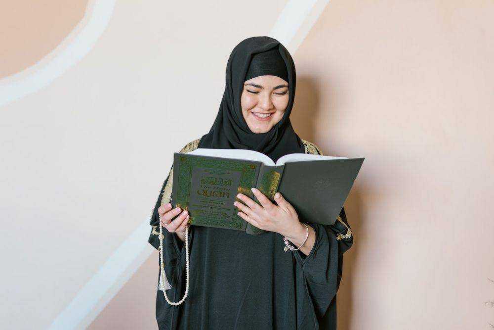 ilustrasi belajar Al-Qur'an (pexels.com/RODNAE Productions)