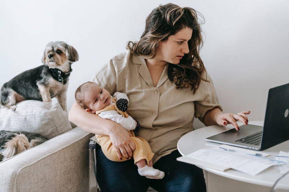 ilustrasi multi tasking (pexels.com/Sarah Chai)