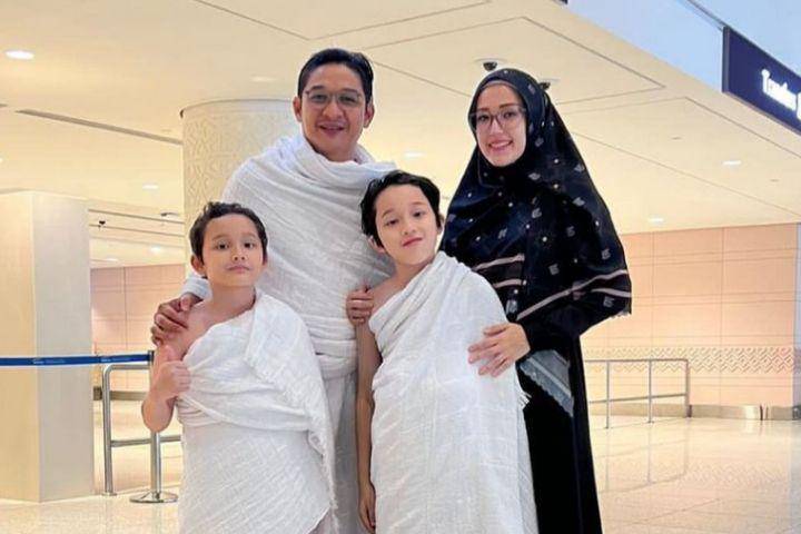 potret umrah Pasha Ungu, istri, dan kedua putranya (instagram.com/pashaungu_real01)